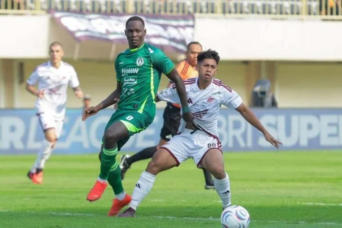 PSS Sleman hancurkan PSM Makassar 3-0.
