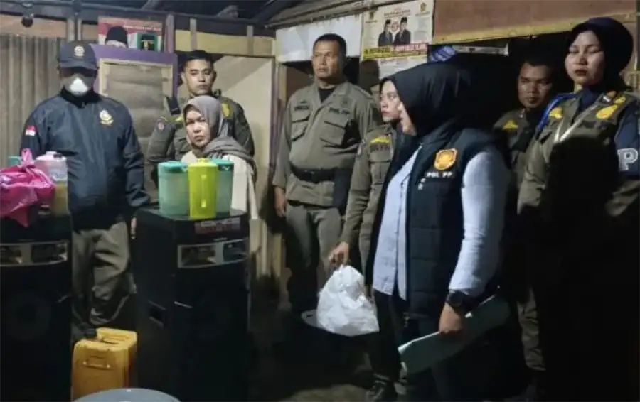 Satpol PP Padang Pariaman Razia Kafe Karaoke dan Kedai Tuak, Empat Pasangan Muda-mudi Diamankan