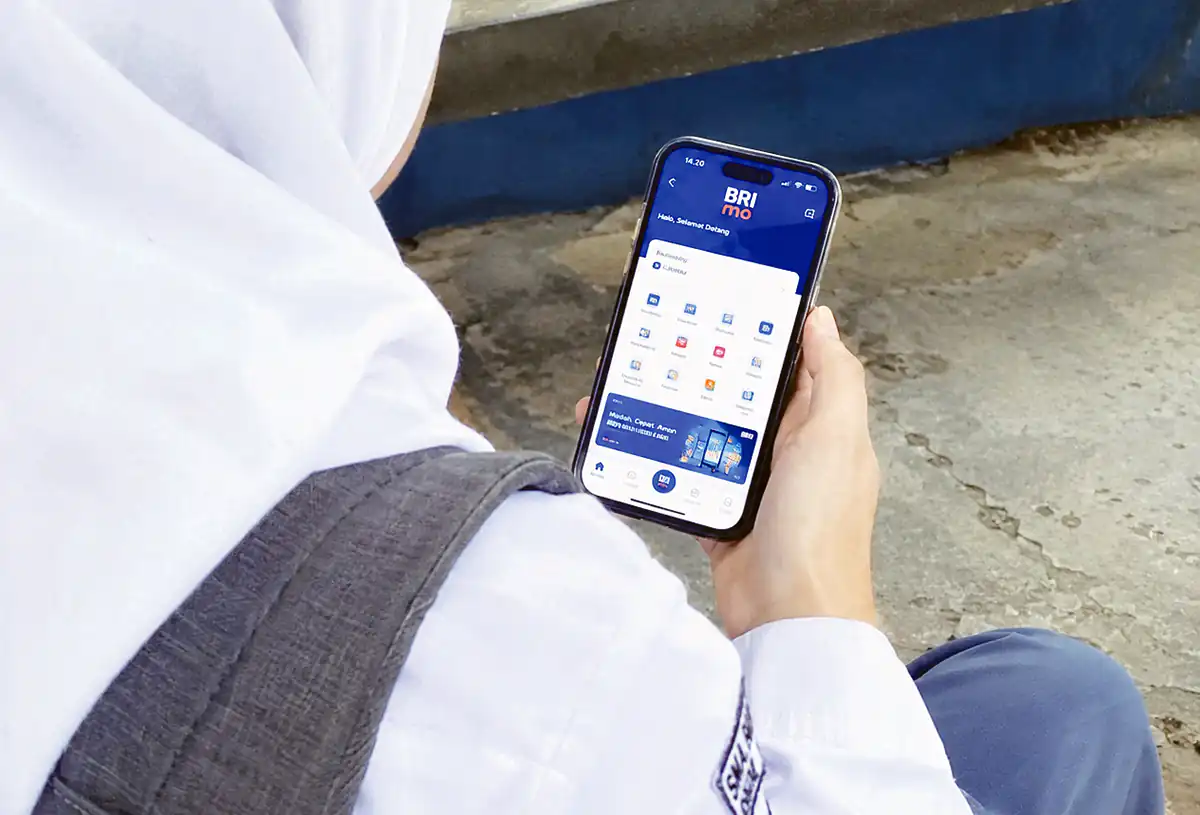 Ilustrasi - Seorang siswa mengecek aplikasi mobile banking di handphone. Pemerintah berencana membagikan HP gratis yang dilengkapi rekening digital bersaldo awal Rp50.000 bagi warga berusia 17 tahun ke atas yang belum memiliki rekening bank. Program ditargetkan mulai berjalan awal 2027.