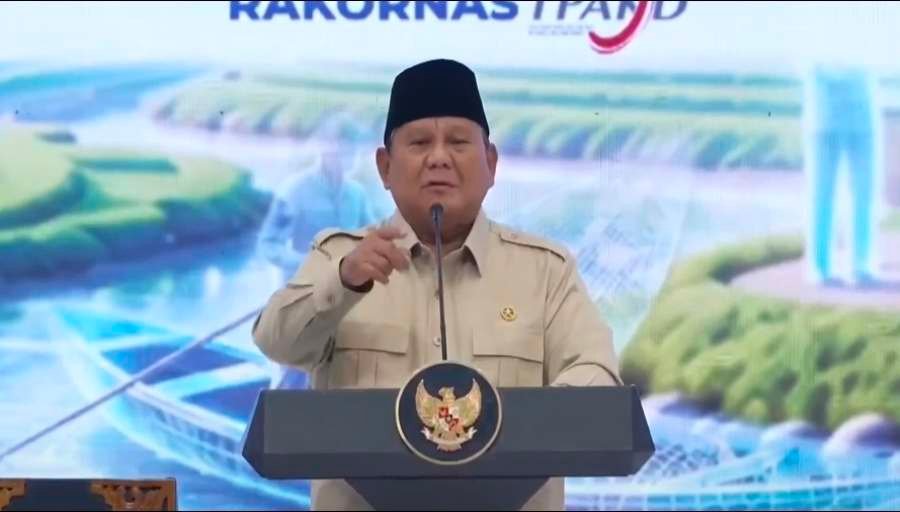 Momen Presiden Prabowo Subianto melontarkan candaan ke arah Sekretaris Kabinet Letkol Teddy Indra Wijaya saat berpidato di Rakornas TPAKD 2026, JIExpo Kemayoran, Jakarta, Kamis (22/10/2026).