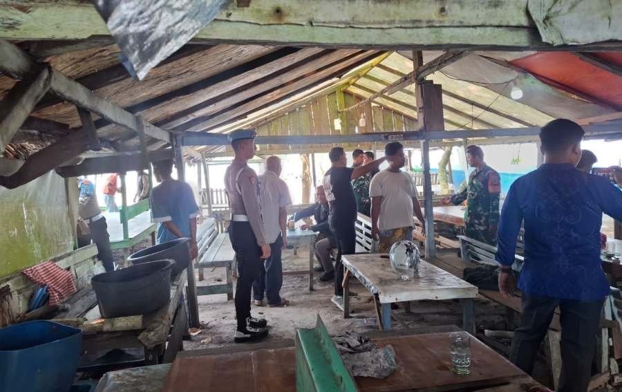 Personel gabungan TNI, Satpol PP, dan Polres Pariaman memeriksa warga serta menyisir bangunan kafe remang-remang saat razia penertiban narkoba di Desa Pasir, Kecamatan Pariaman Tengah, Rabu (21/10).