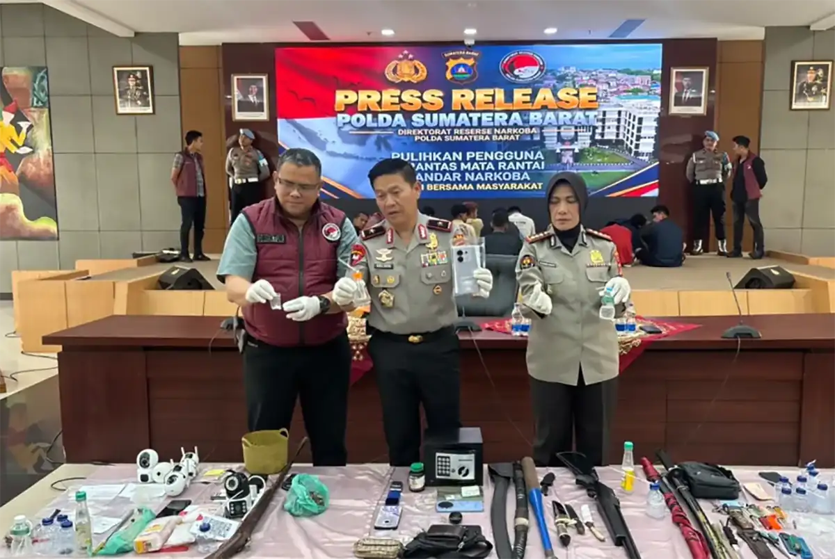 Wakapolda Sumbar Brigjen Pol Solihin didampingi Dirresnarkoba Kombes Pol Wedy Mahadi dan Kabid Humas Kombes Pol Susmelawati Rosya memaparkan hasil Operasi Sarang Narkoba di Pasar Pagi Purus, Padang, dalam konferensi pers di Mapolda Sumbar, Kamis (15/10/2026).