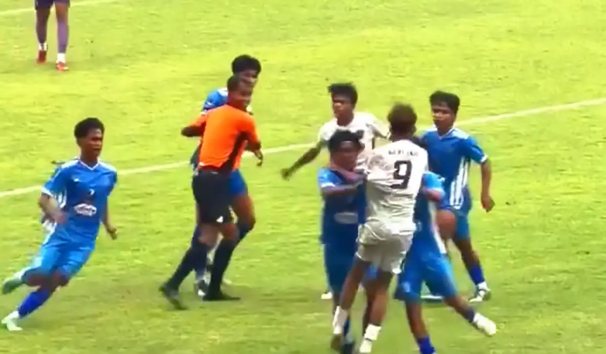 Kericuhan terjadi pertandingan final cabang olahraga sepakbola Porprov XVI Sumbar, antara Payakumbuh dan Sawahlunto, di Stadion Utama Sumbar, Kabupaten Padang Pariaman, Rabu (14/10/2026).