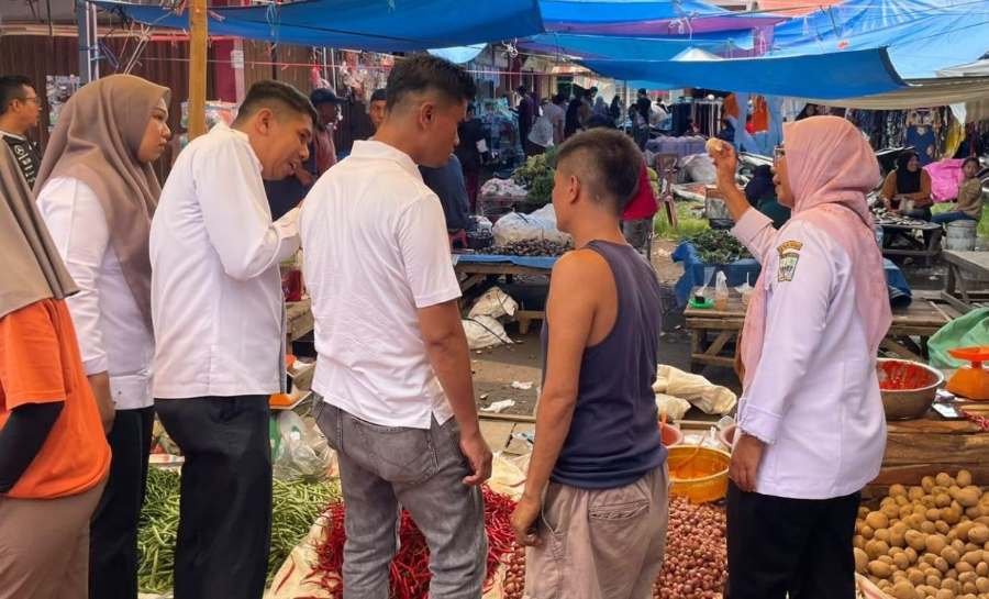 Tim gabungan Satgasda Saber Pelanggaran Pangan Sumbar berdialog bersama pedagang saat memeriksa ketersediaan serta kepatuhan HET dan HAP bahan pokok di salah satu pasar tradisional di Sumatera Barat, Sabtu (24/10/2026).