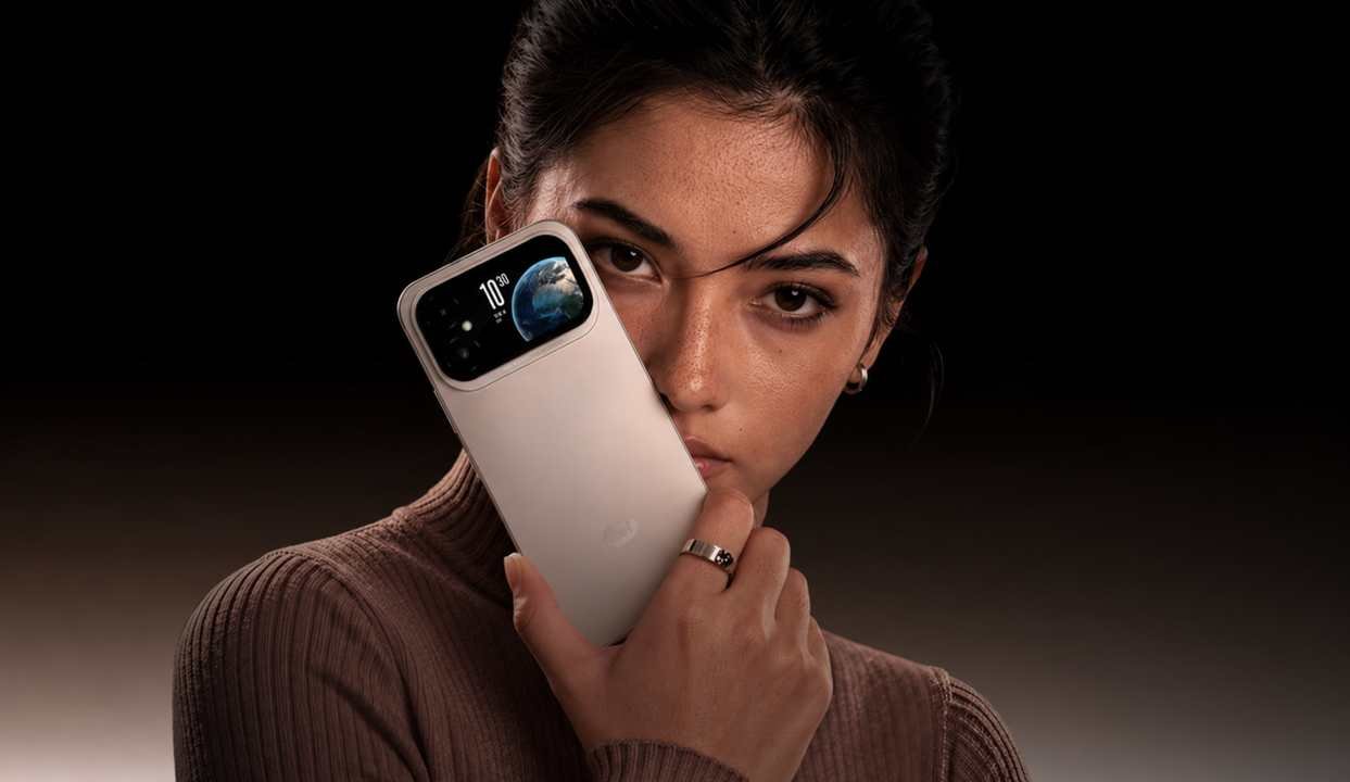 iTel A300+, smartphone entry-level dengan layar mini interaktif 2,01 inci di belakang bodi dan baterai 7.000 mAh.
