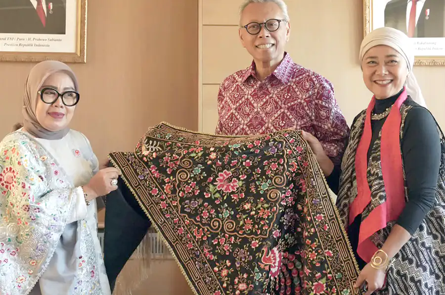 Dokumentasi - Ketua Dekranasda Kabupaten Padang Pariaman, Nita Christanti Azis, menyerahkan Sulaman Kapalo Samek karya perajin Pasia Baru, kepada Duta Besar LBBP RI untuk Kerajaan Belgia di Kantor KBRI Brussels, Jumat (2/10/2026).