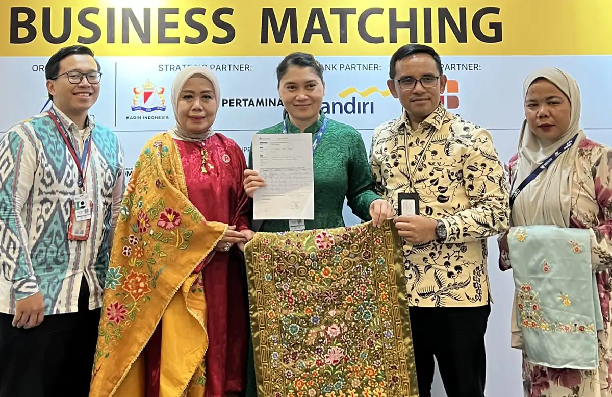 Ketua Dekranasda Padang Pariaman Nita Christanti Azis bersama Direktur Utama PT Miumosa Artha Mandiri Anindya Sukarni memperlihatkan kain Sulaman Kapalo Samek Pasia Baru pada ajang Trade Expo Indonesia 2026 di ICE BSD City, Tangerang, Sabtu (17/10/2026).