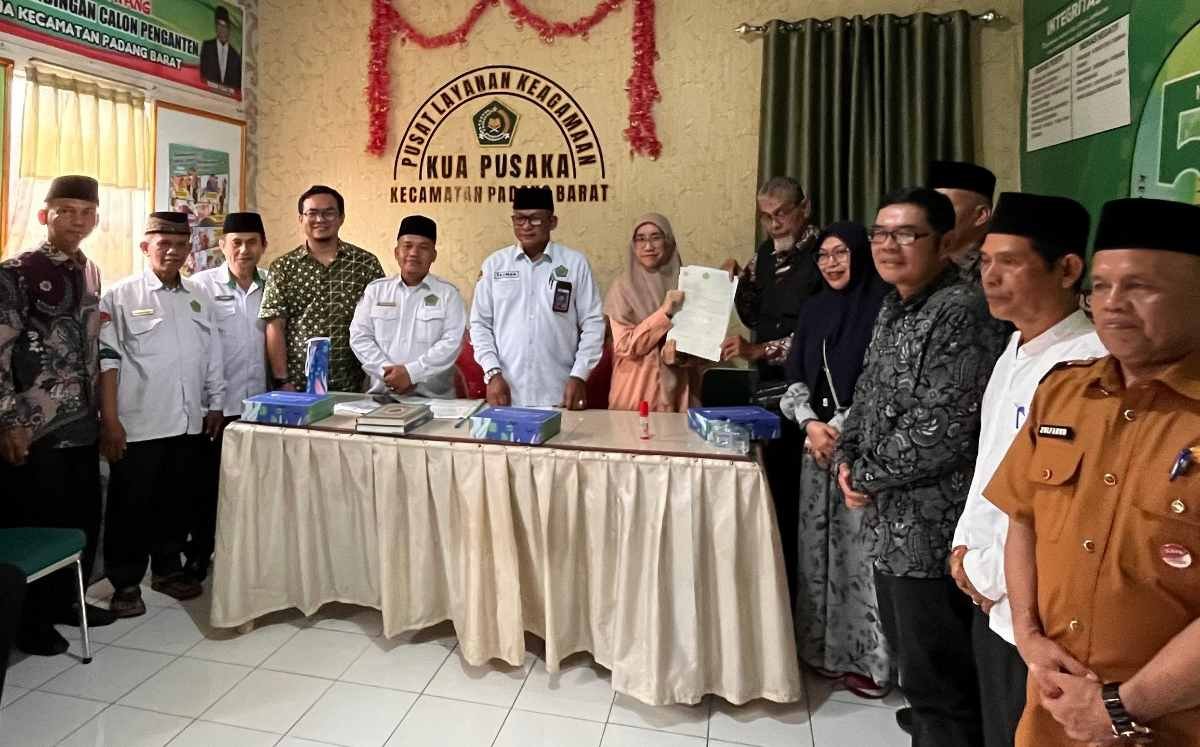Ketua PWM Sumbar Bakhtiar bersama jajaran PDM Kota Padang, PCM Padang Barat, dan petugas PPAIW KUA Padang Barat memperlihatkan dokumen Akta Ikrar Wakaf tanah seluas 2.500 meter persegi usai penandatanganan di KUA Padang Barat, Senin (19/10/2026).