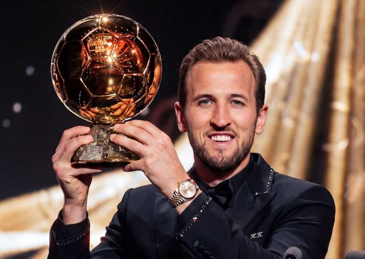 Penyerang Bayern Munich, Harry Kane, memegang trofi Ballon d'Or 2026 dalam gala yang digelar di Palladium Theatre, London, Senin dinihari WIB (26/10/2026).