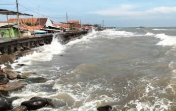 Bmkg peringatkan ancaman banjir rob terjang pesisir sumbar 24-27 oktober, warga pesisir padang hingga pasaman barat diminta siaga