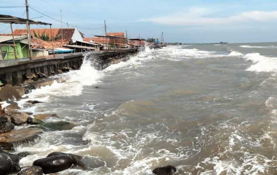 Bmkg peringatkan ancaman banjir rob terjang pesisir sumbar 24-27 oktober, warga pesisir padang hingga pasaman barat diminta siaga