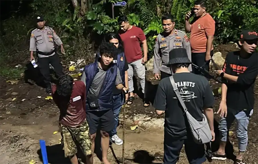 Tim Resmob Ditreskrimum Polda Sumbar mengamankan seorang pria berinisial MR (21) terkait dugaan pencurian komponen alat pendeteksi dini banjir (EWS) di kawasan Batu Busuak, Kecamatan Pauh, Padang, Rabu (28/10/2026) dini hari. Polisi menyita barang bukti berupa besi, kabel, hingga mesin gerinda.