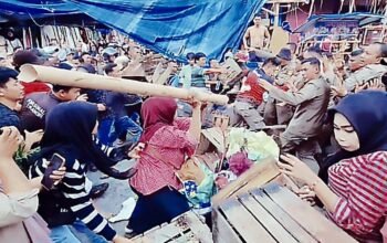 Penertiban pasar raya padang ricuh, sembilan satpol pp luka