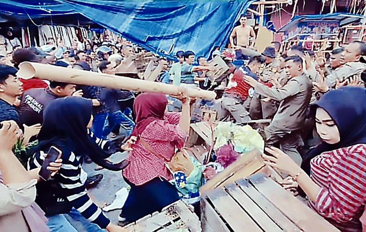 Penertiban lapak pedagang di Jalan Sandang Pangan, kawasan Pasar Raya Padang, berakhir ricuh, Rabu (21/10/2026). Sembilan personel Satpol PP luka-luka akibat lemparan batu dan pukulan kayu.