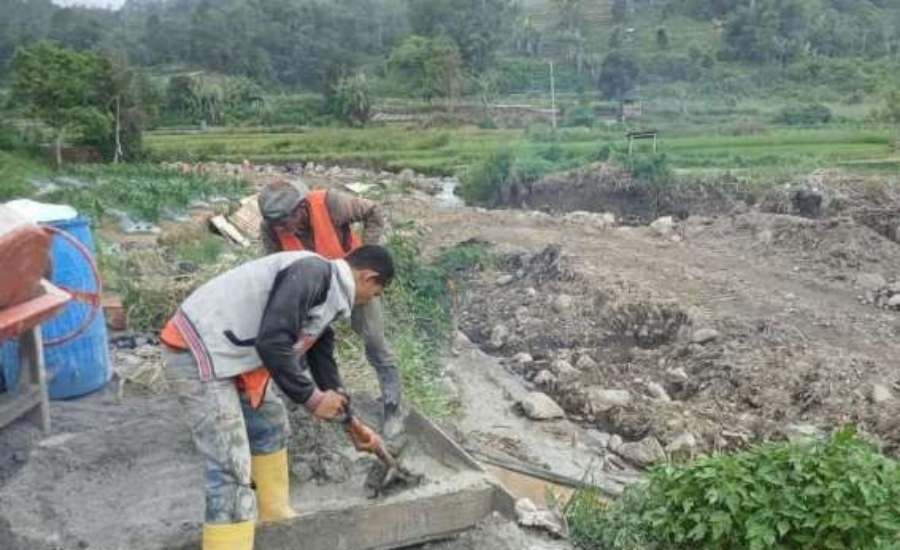 Pekerja menuntaskan pembangunan fondasi dan dinding penahan aliran air pascabencana banjir bandang di Sumbar.