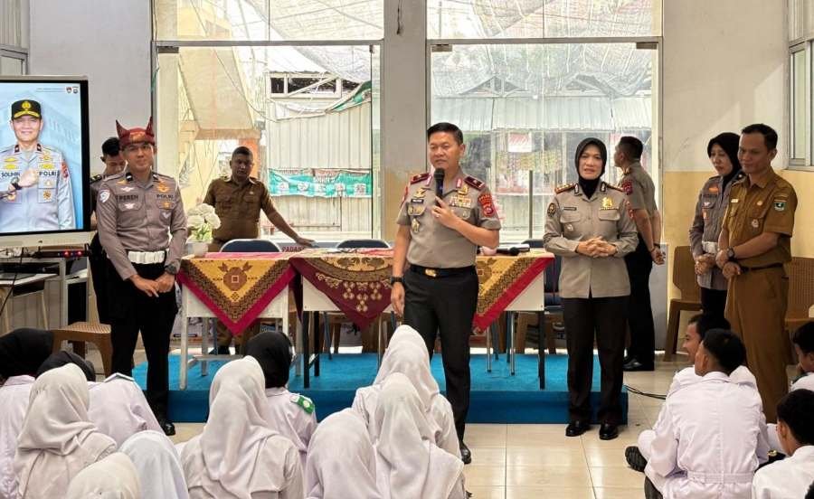 Wakapolda Sumbar Sambangi SMKN 5 Padang, Ingatkan Pelajar Jauhi Judol dan Narkoba